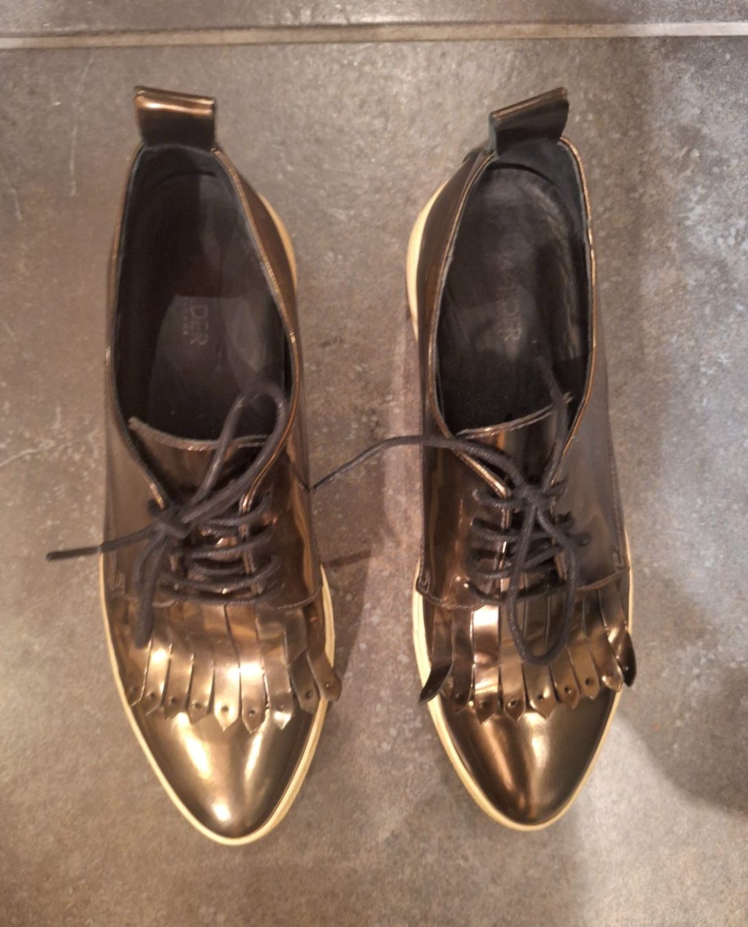 Walder Scarpe da donna: Bronzefarbene Lackschuhe, GR. 40 – Usato da Wangen ZH venduto da MarianneMunz