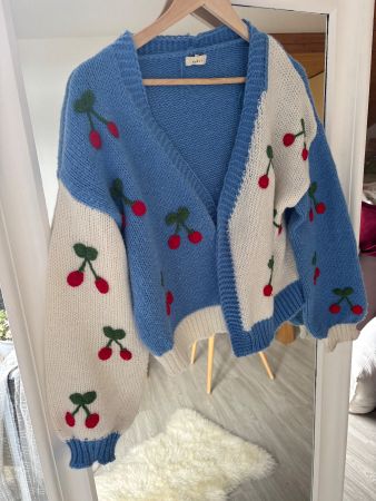 Blau-weisse Jacke mit Kirschen, Grösse S/M