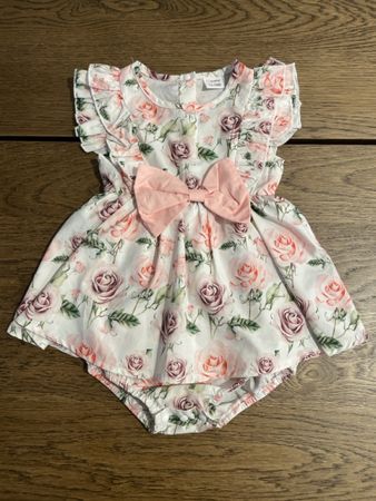 Babykleid mit Blumenmuster Grösse 12-18M guter Zustand