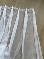 Weisse, elegante Gardine mit  Gleitern