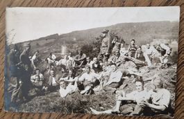 Austreten, Pause, Gruppenbild Soldaten mit Offizier, Kinder