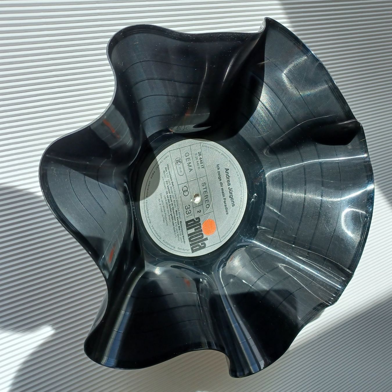 Dischi in vinile: PLATTENSCHALE aus echter Vinyl Schallplatte. – Usato da Zürich venduto da Bellabo 2