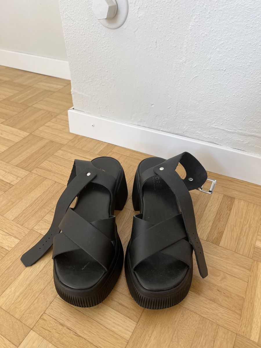 Scarpe da donna: Sandalen schwarz 37 – Usato da Winterthur venduto da lilly021