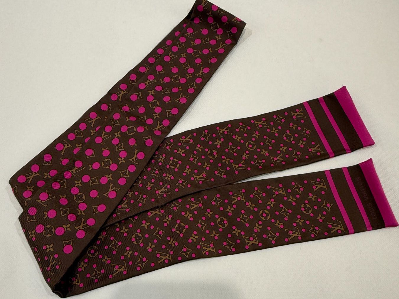 Louis Vuitton Foulard & Sciarpe: Louis Vuitton Twilly Foulard – Usato da Erlenbach ZH venduto da iLuxury 1
