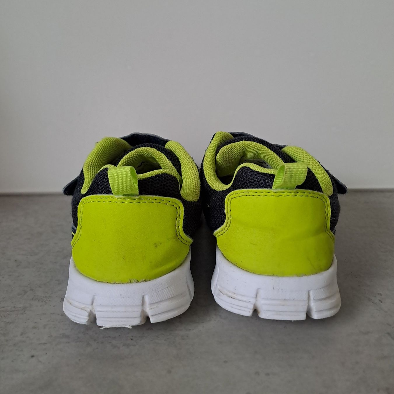Scarpe per ragazzi: Kinder-Sneakers (Gr. 29) – Usato da Stein AR venduto da foxtown2 2