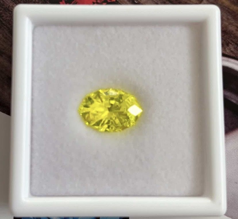 Pietre preziose: Grosse gemme jaune-vert Lumo Garnet GAGG 5.98ct neuf – Nuovo e nell'imballaggio originale da Renens VD venduto da dan_8nw7