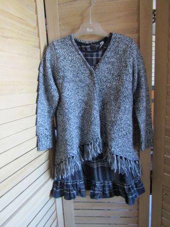 Gr. 116, 2-Teiler, Zipfel-Strickjacke, Stufenkleid perfekt!