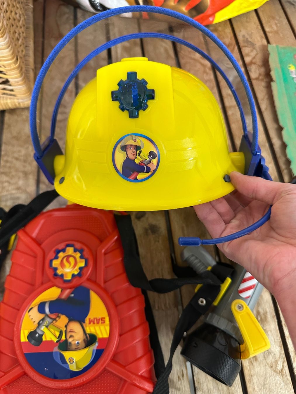 Giocattoli: Sam Feuerwehr Helm, Tankrucksack – Usato da Kappel am Albis venduto da jus_mqz7 1