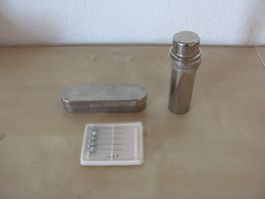 2 Spritzen mit Nadeln und Behälter Metall Antik