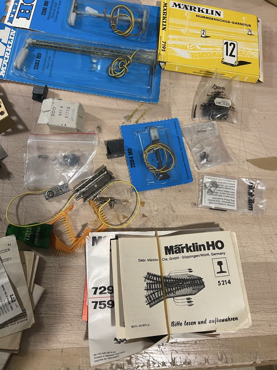 Modellini di ferrovie: Diverse Kleinteile und Kleinkram – Usato da Dübendorf venduto da Troggy