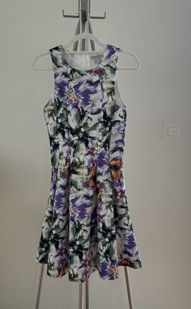Sommerliches Kleid mit Blumenmuster von H&M (wie neu)