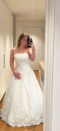Brautkleid weiss trägerlos mit Spitze und Schleppe