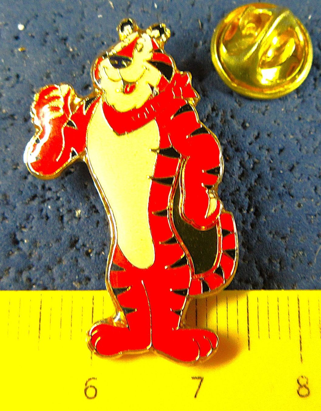 Disney Plaketten & Abzeichen: TIGER DISNEY KELLOG PIN GLASIERT – Gebraucht aus Ettingen von Hausi4711