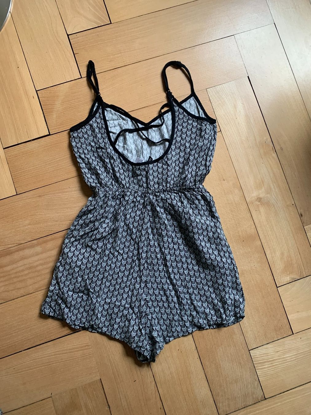H&M Tute: Jumpsuit schwarz-weiss gemustert - 34 – Usato da Zürich venduto da Diazaio 1
