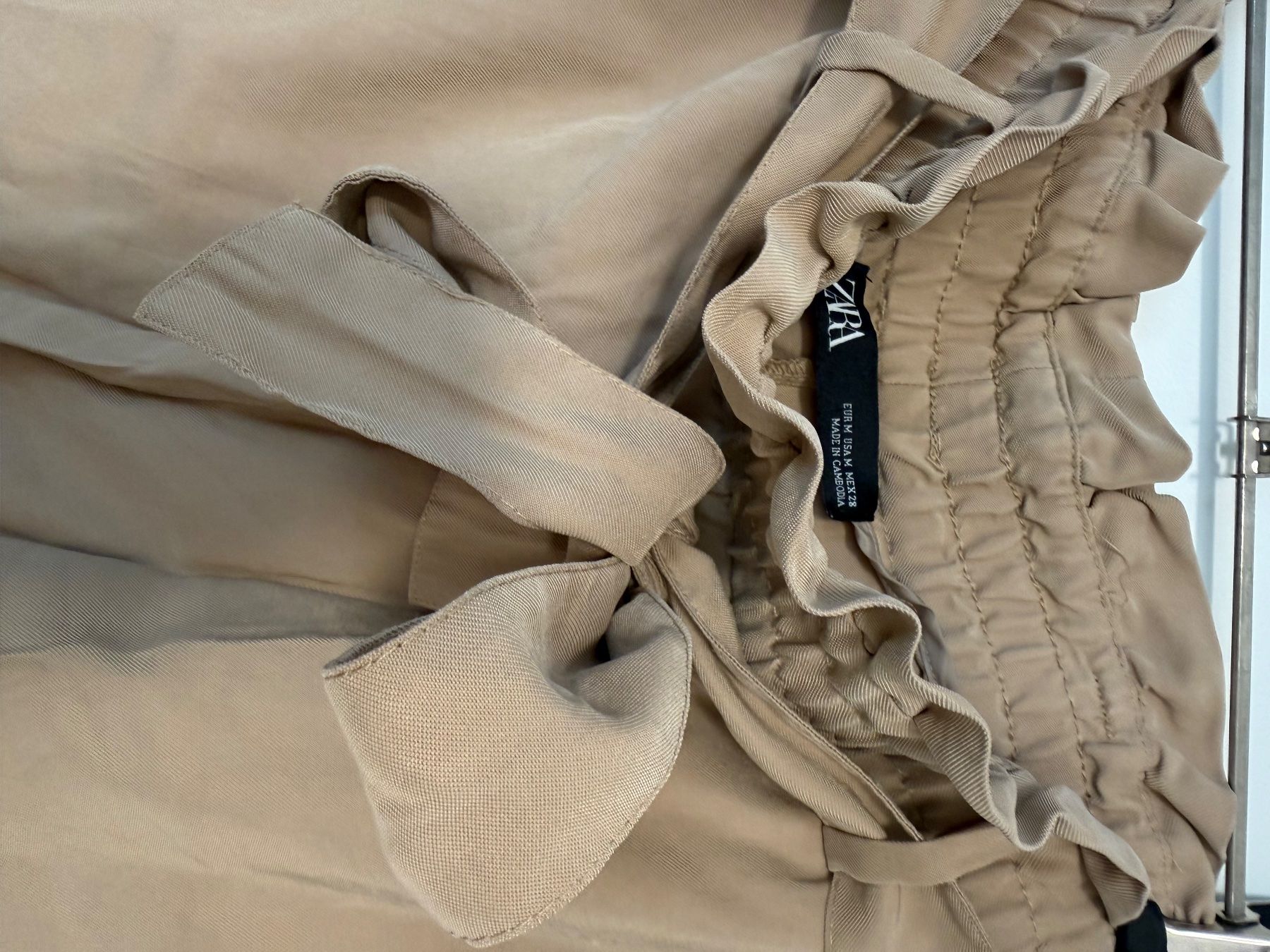 Zara Pantalons: Zara - Paperbag Hose - sandfarben - M – D'occasion à Zug par tami12 2