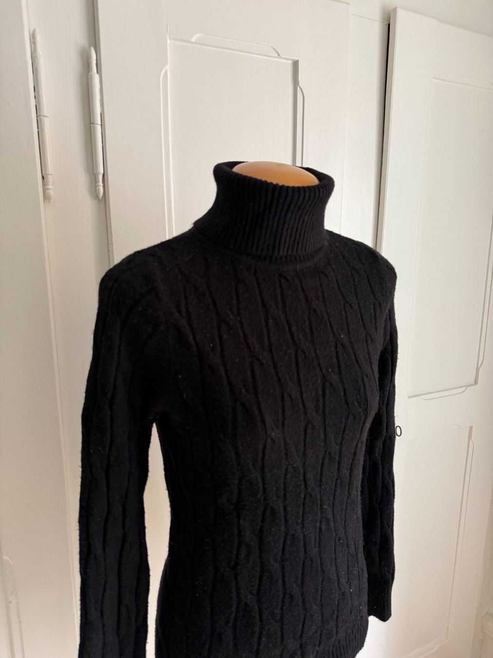 Maglioni & Felpe: Rollkragenpullover schwarz mit Zopfmuster M – Usato da Zürich venduto da Diazaio 1