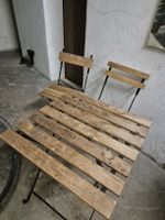 Tisch mit zwei Stühlen