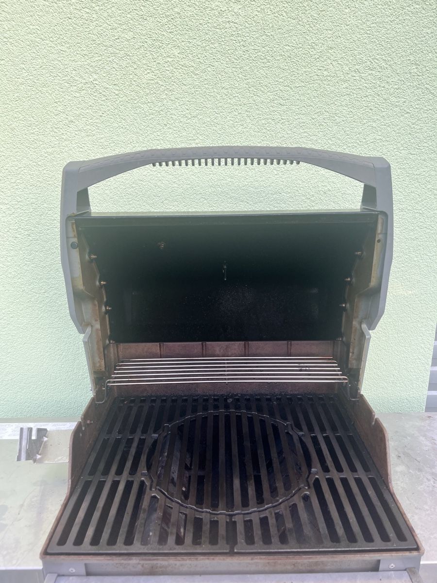 Grils: Weber E-210 with Gas and Cover  – D'occasion à Lufingen par cas_f5qg 3