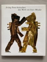 Irving Penn betrachtet das Werk von Issey Miyake