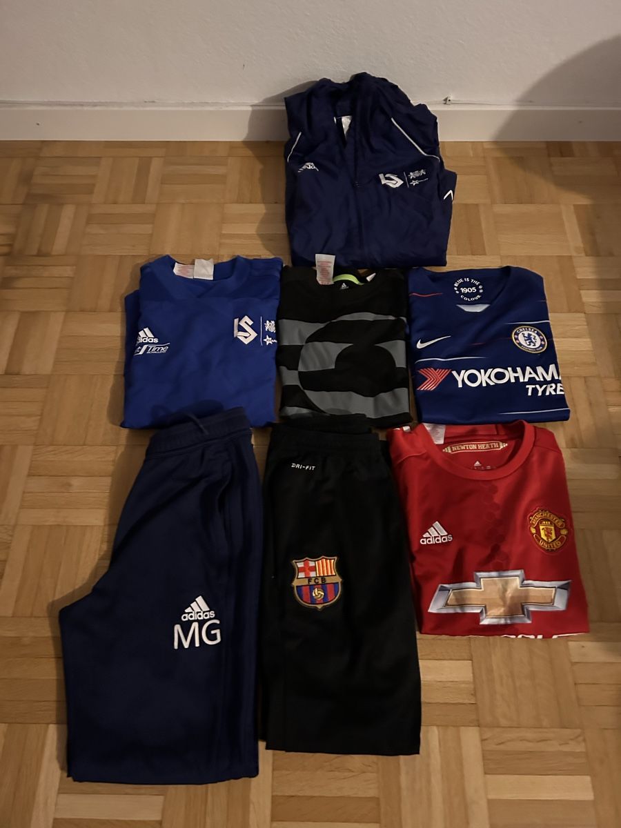 Lotti & Set di vestiti: Lot habits de foot – Usato da Neuchâtel venduto da zib_lzs8