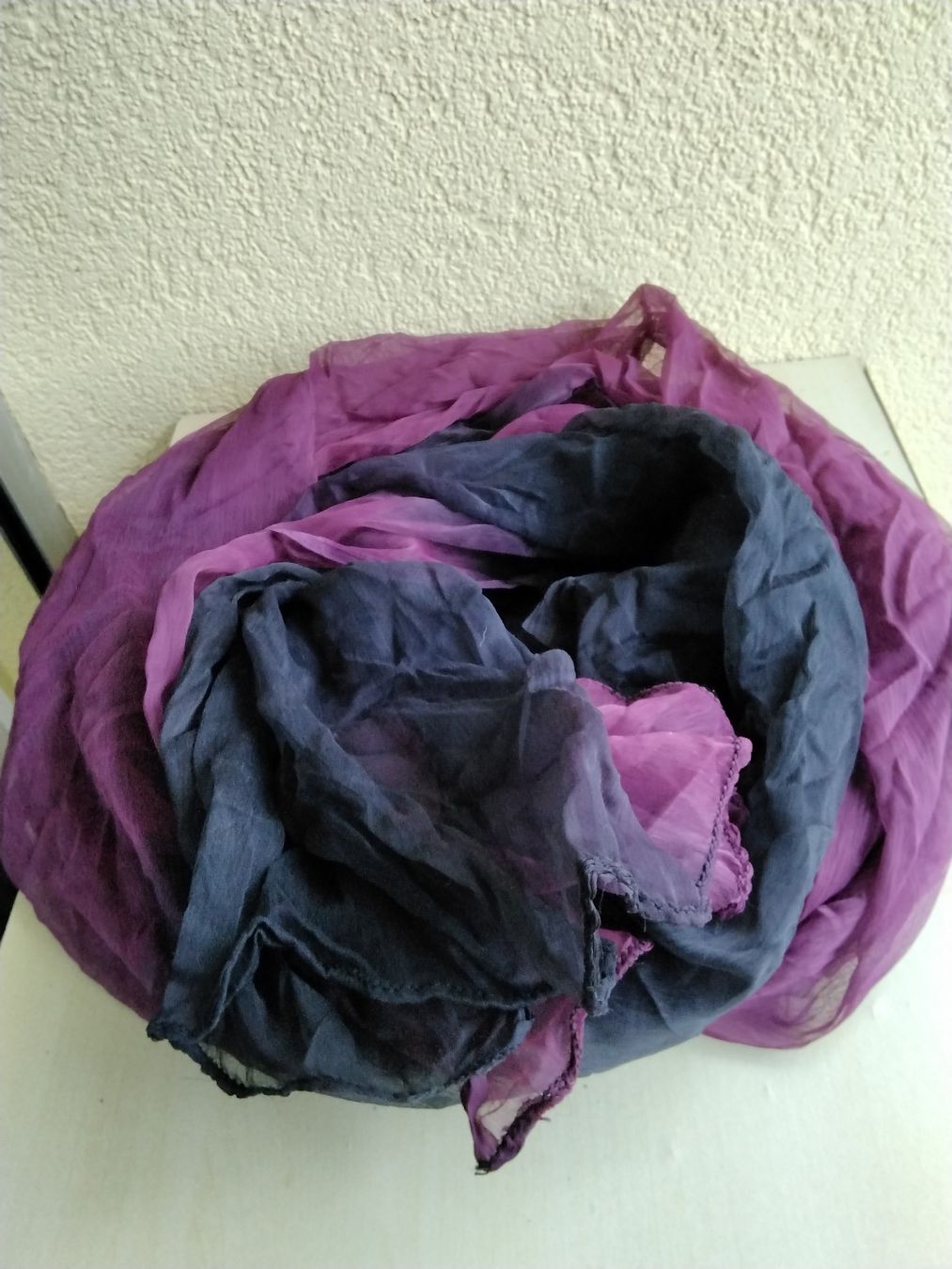 Foulard & Sciarpe: SCHAL / PAREO VIOLETT  SCHWARZ – Usato da Biel/Bienne venduto da dasi3 3