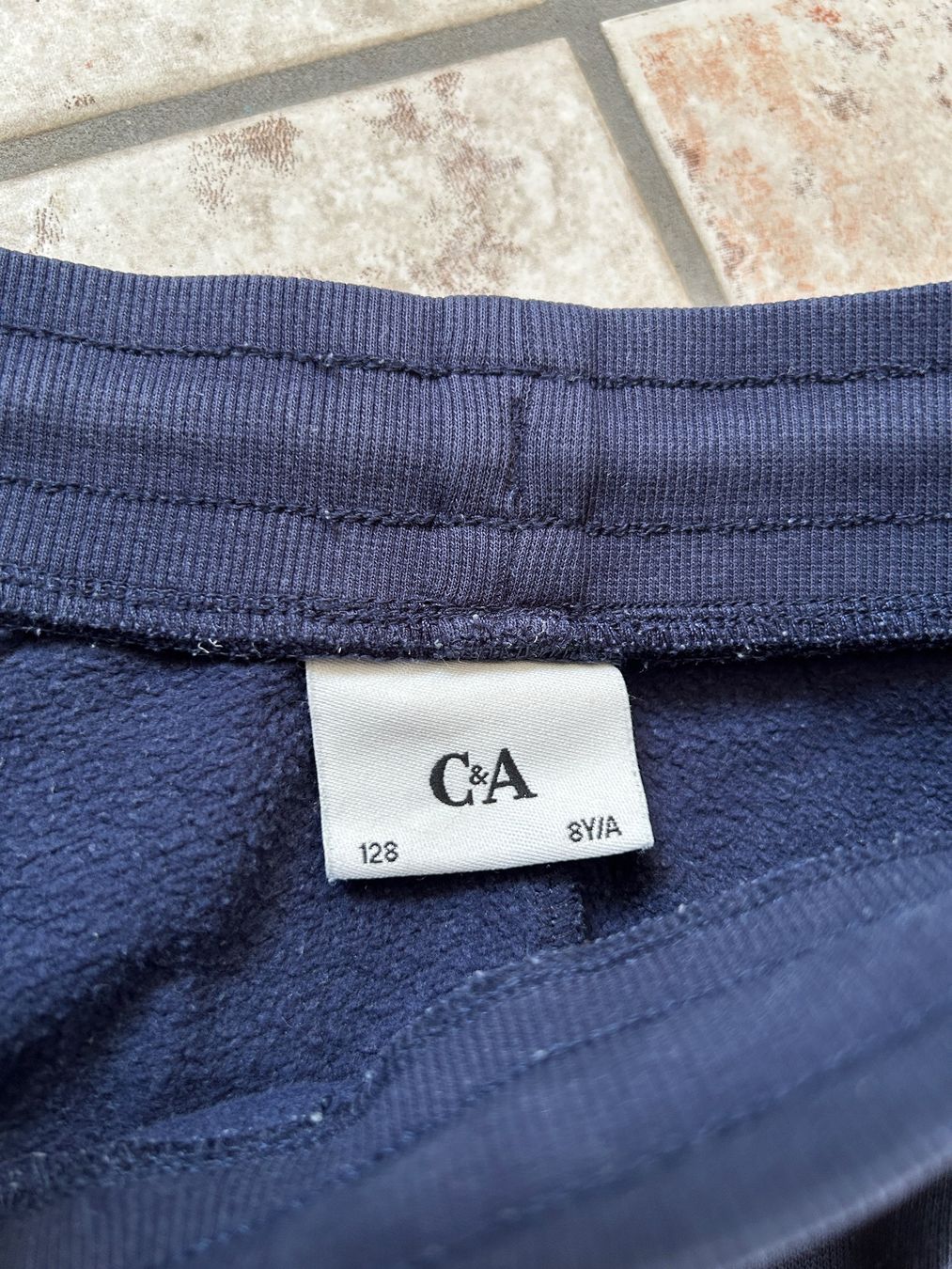 C&A Pantalons: Trainerhose 2 Stück, Grösse 128 – D'occasion à Reichenburg par nanuk015 1