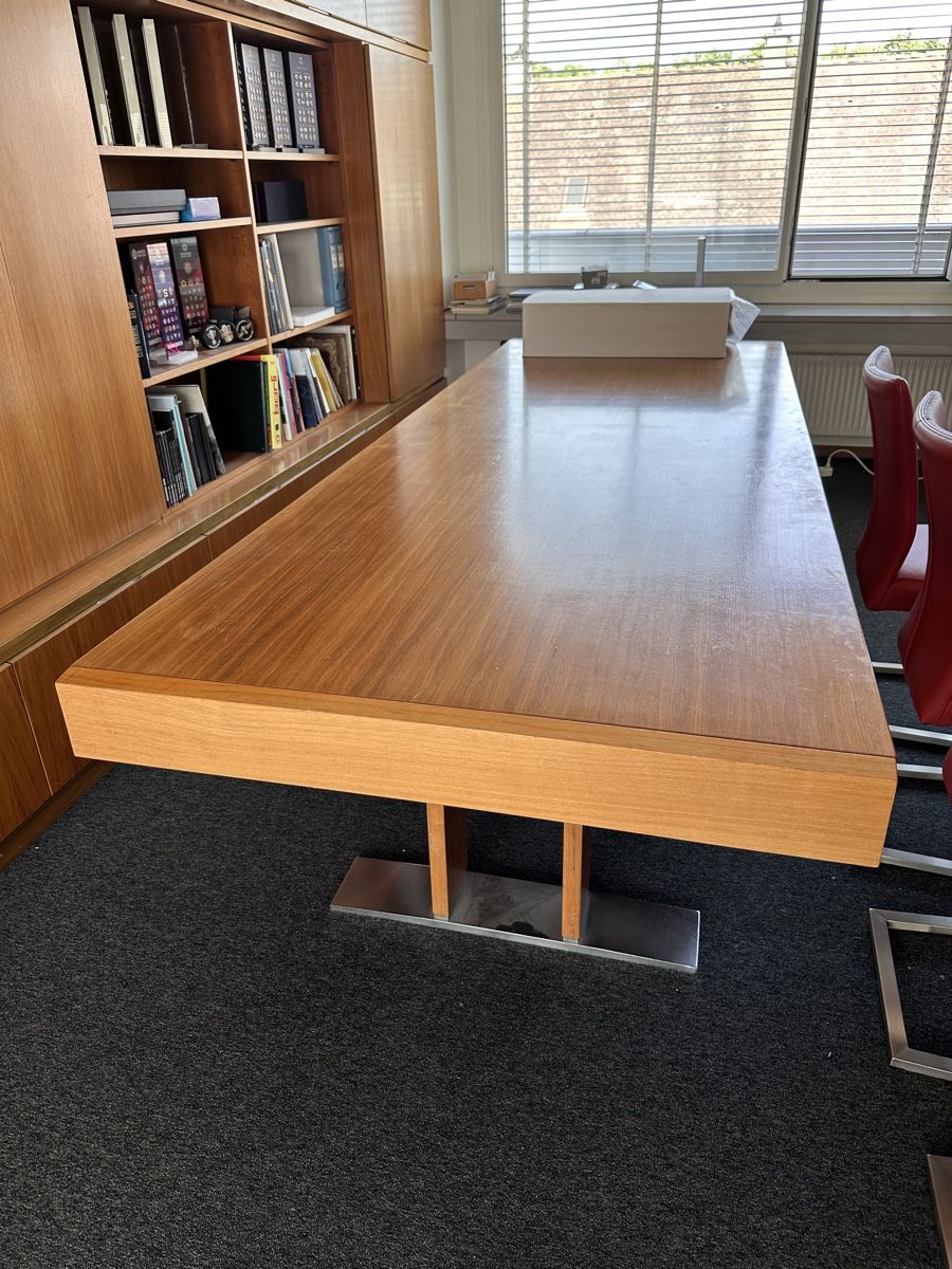 Tische: Grosser Sitzungstisch Nussbaum massiv – Gebraucht aus Luzern von AK64