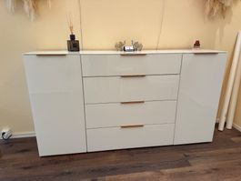 Sideboard mit Weissglas & goldenen Griffen