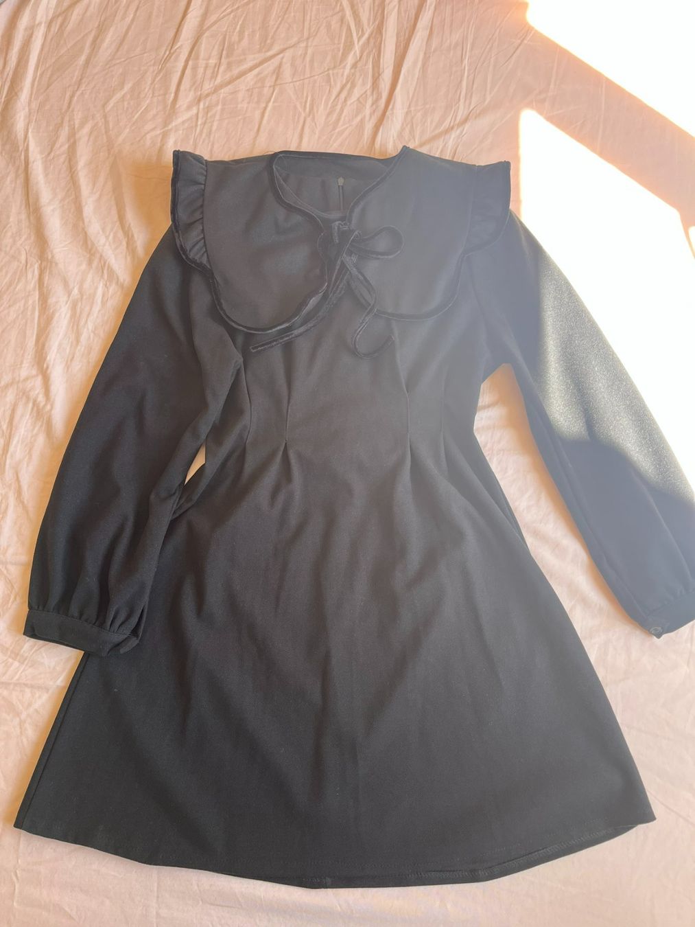 Kleider: Tailliertes Y2K-Samtkleid mit edler Paspelierung, Größe S – Gebraucht aus Zürich von Sakura888
