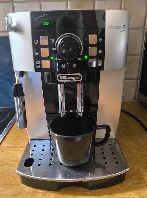 Kaffeemaschinen & Espressomaschinen: DeLonghi Magnifica Kaffeevollautomat  – Gebraucht aus Gams von MissTraveller