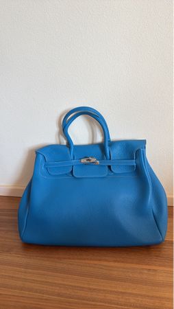Elegante, blaue Handtasche aus Leder - ein Hingucker!