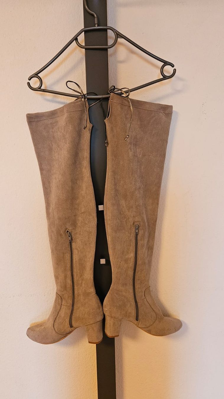 Lascana Damenschuhe: LASCANA Overknee-Stiefel, hellgrau, Gr. 41 – Gebraucht aus St. Gallen von Edenbaum 1