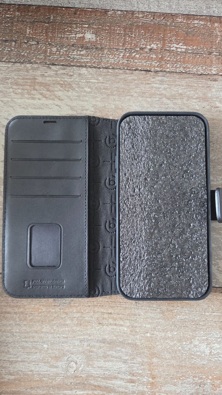 Bugatti Cover & Protezioni schermo: Bugatti iPhone Lederhülle - Neu & Originalverpackt – Nuovo e nell'imballaggio originale da Beringen venduto da JoeyAppenzeller 1