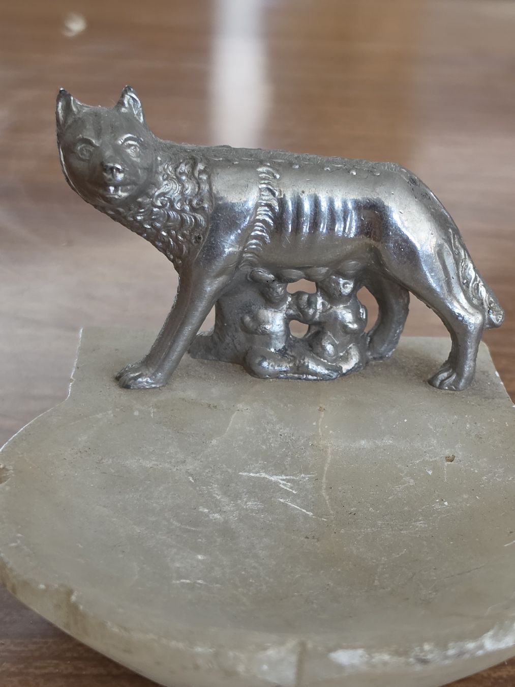 Portacenere: Aschenbecher mit Wolf und Romulus und Remus Figur – Usato da Mettlen venduto da elios0888 9