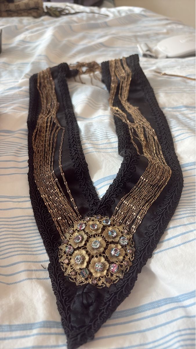 Colliers: Collier plastron noir orné de perles dorées – D'occasion à Puidoux par ray_2b5z 1