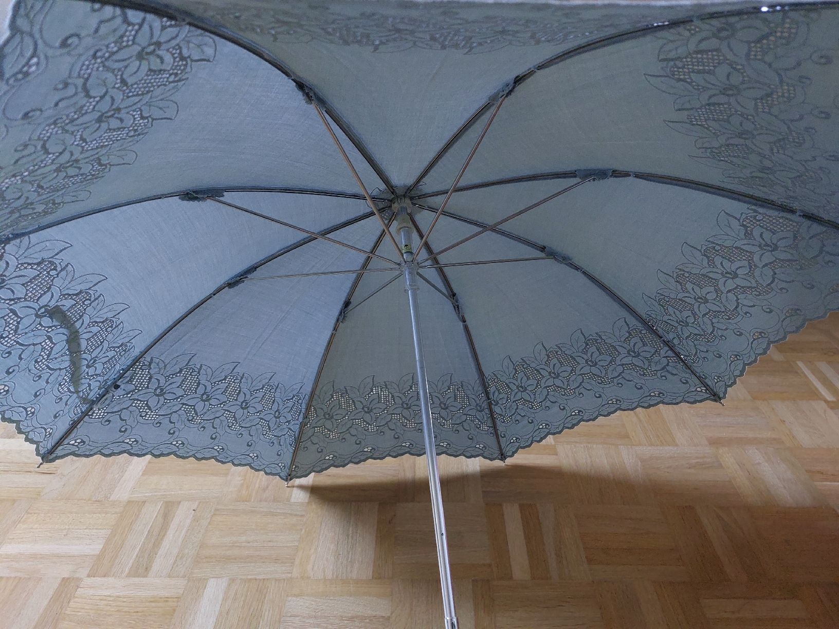 Ombrelloni: VINTAGE Sonnenschirm, hellgrün, mit Spitze – Usato da Baden venduto da BanaBoutique 8