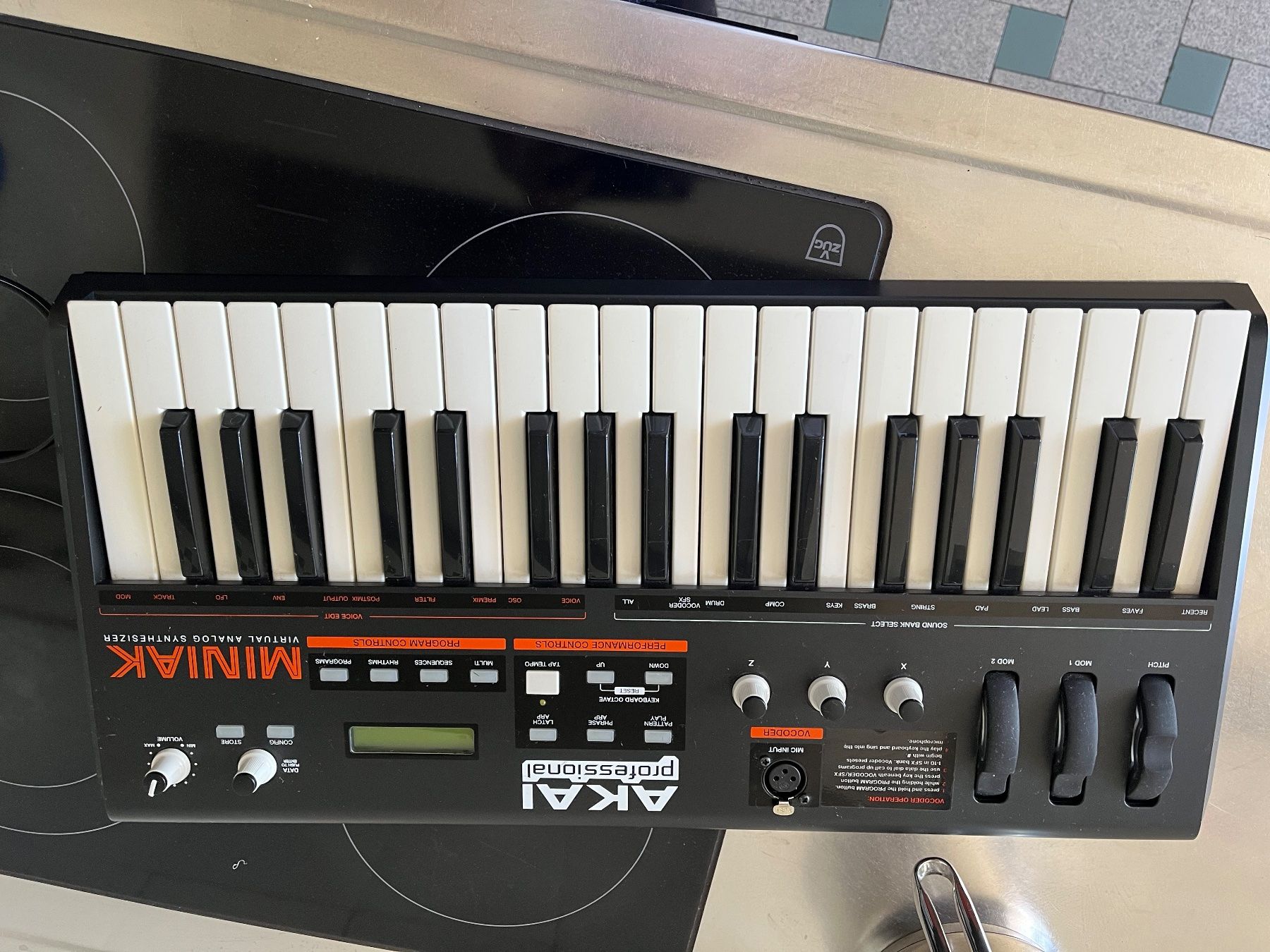 Akai Strumenti musicali: Akai Professional Miniak virtual analog synthesyzer – Usato da Zürich venduto da gab_tbd5
