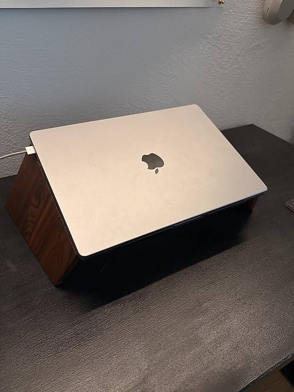 Racks & Cavalletti: Laptop Ständer Walnuss Holz – Usato da Solothurn venduto da Juliasju 3