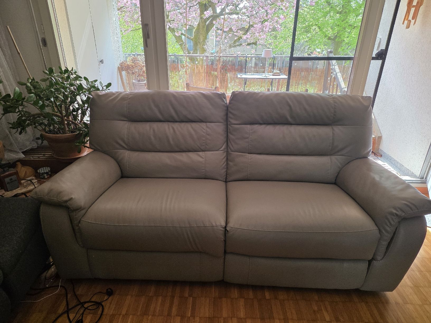 Divani: Gemütliches graues Kunstledersofa mit Relaxfunktion  – Usato da Bellikon venduto da zuzu66
