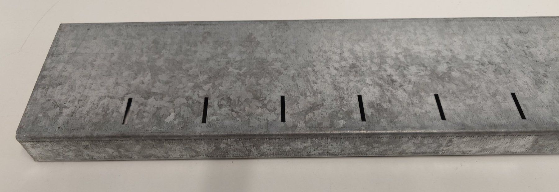 Errex Scaffali: ERREX Metalltablar / Tablar / geschlitzt / 100 x 10 cm – Usato da Ostermundigen venduto da Chrisascht 1