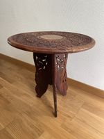 Handgeschnitzter Beistelltisch aus Holz mit Messingeinlagen