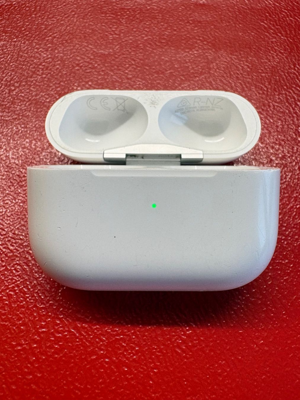 Apple Kopfhörer: Apple AirPods Pro 2 charging case (A2700). – Gebraucht aus Lausanne von Zorrus77