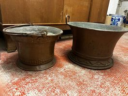 Zwei alte Kupfergefässe / Pflanzkübel mit Patina