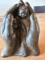 Skulptur Engel/Kind Schutz Hände Bronze Optik Deko 50cm Hoch