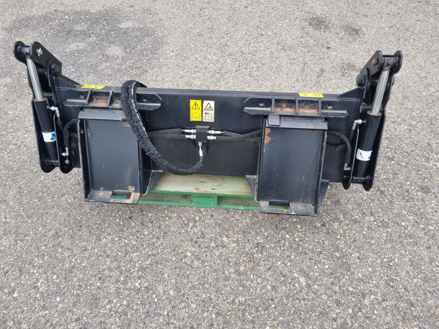 Manitou Caricatori: MANITOU 4-in-1-Schaufel – Nuovo e nell'imballaggio originale da Balterswil venduto da AgrarLandtechnik 2