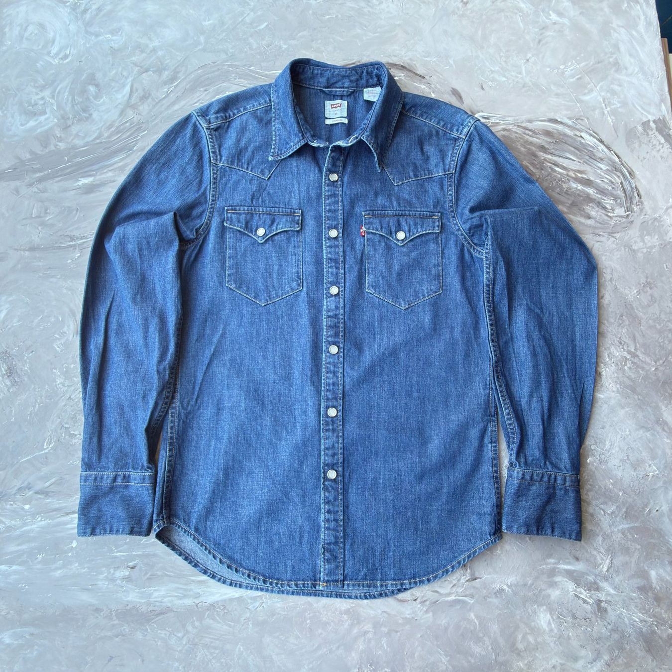 Levi's Chemises: Chemise en jean Levi's – D'occasion à Thônex par Suisse.Shopping