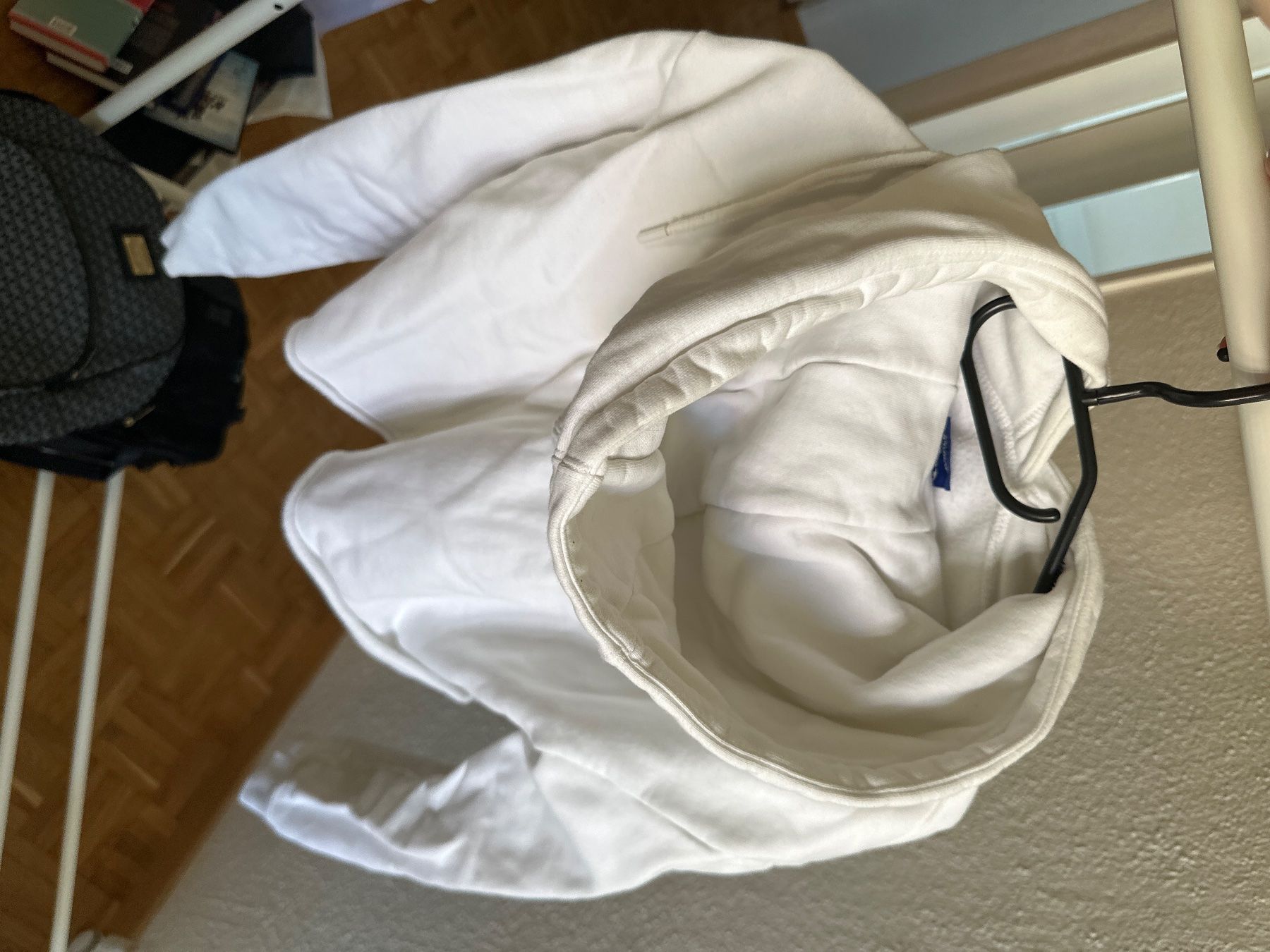 Champion Maglioni & Felpe: Weisser Hoodie von Champion – Usato da Urdorf venduto da Mondschein14 2