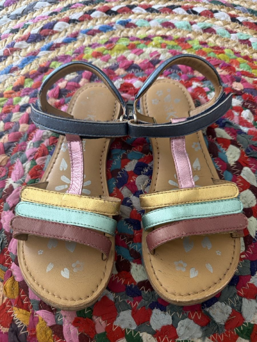 Kickers Scarpe per ragazze: Sandalen Kickers 34  – Usato da Luzern venduto da caracena