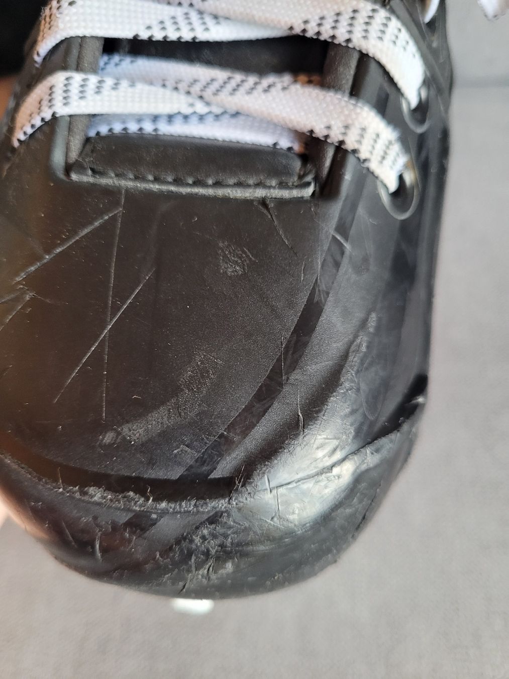 Pattini da ghiaccio: True Eishockey Schlittschuhe Gr.6.5 – Usato da Steffisburg venduto da Gismo49 5