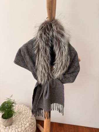 GUCCI Kaschmir Schal/Stola mit lux. Fellbesatz – GG Motiv